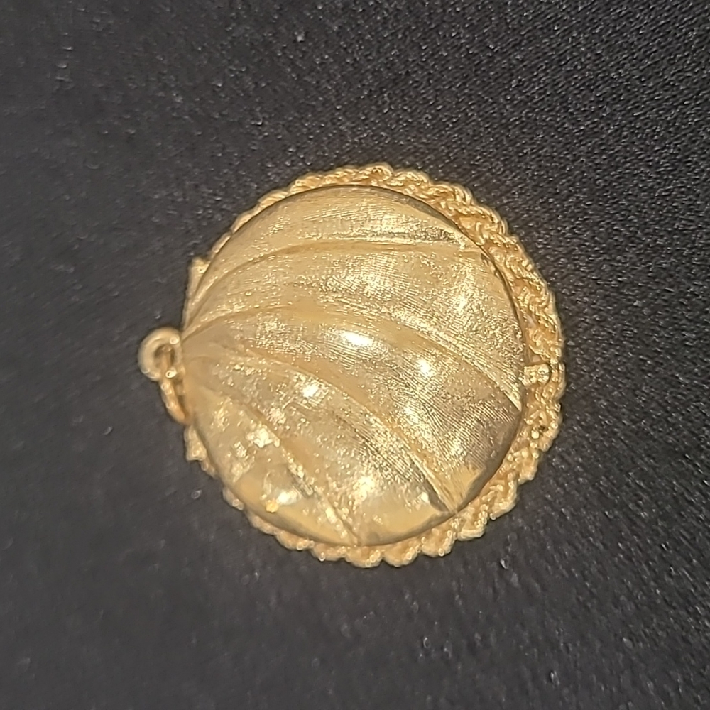 14k solid gold sea shell locket